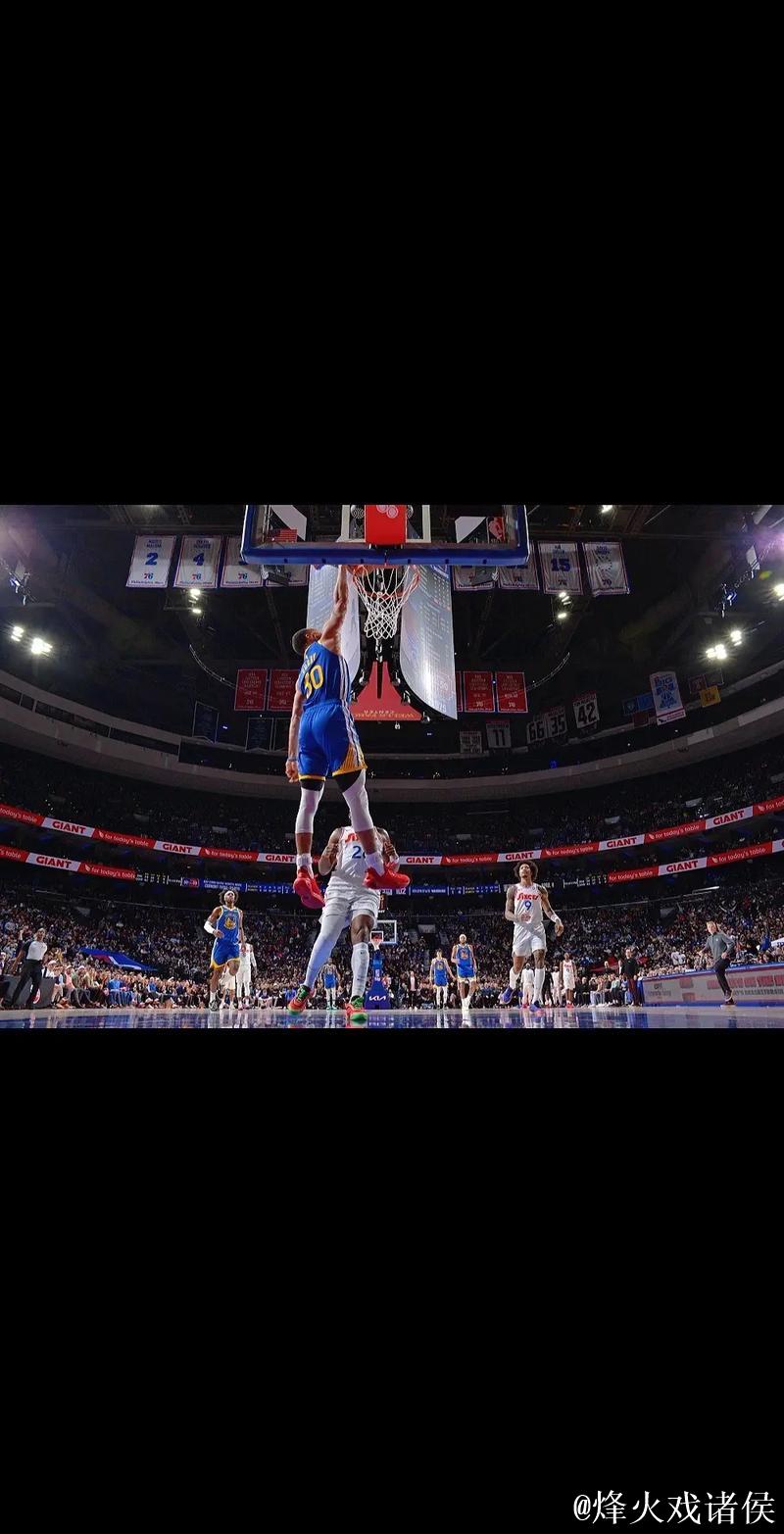 库里中路突入篮下 一记挑篮打板命中
